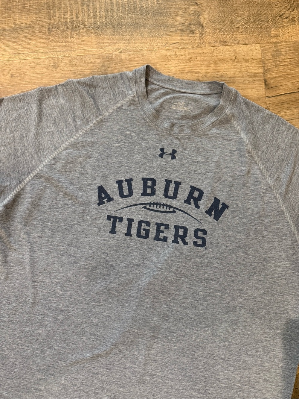Men’s Under Armour Gray Auburn Tigers athletic performance tee. Size L.